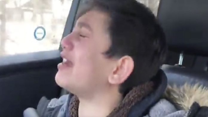 VIDEO: ¡Trauma de por vida! Niño llora por haber escuchado a sus padres haciendo 