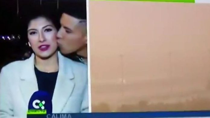 VIDEO: En plena transmisión, hombre acosa y golpea a reportera