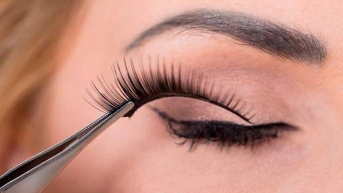 Le pegan los ojos: Le pusieron pestañas con pegamento de uñas