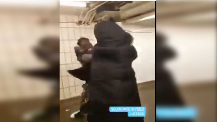 VIDEO (+18): Dos hombres golpean a una mujer asiática porque pensaron que tenía coronavirus