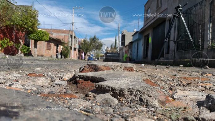 Vecinos de la colonia José María Morelos denuncian grandes baches en sus calles
