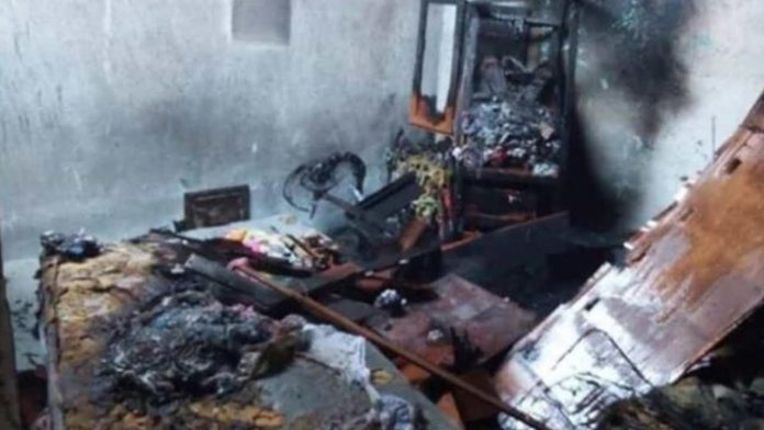 Dos niños mueren calcinados al explotar una tableta mientras se cargaba