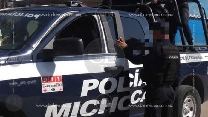 Policías y civiles se enfrentan a golpes y balazos en Zitácuaro; el saldo 15 heridos y tres detenidos