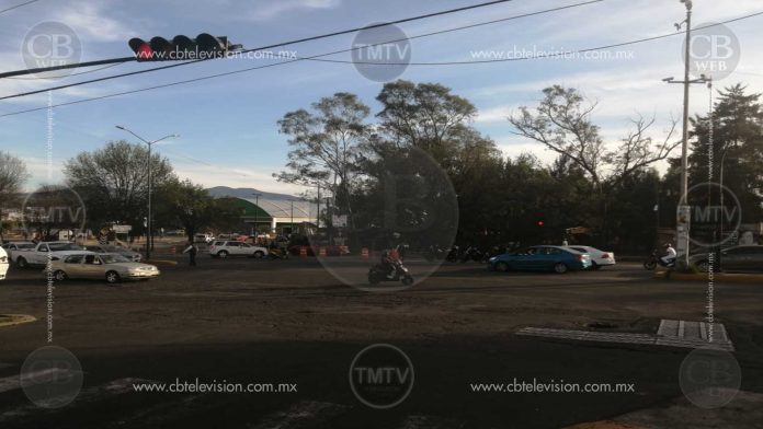 Semáforos sin funcionar provocan caos vial en la avenida Madero