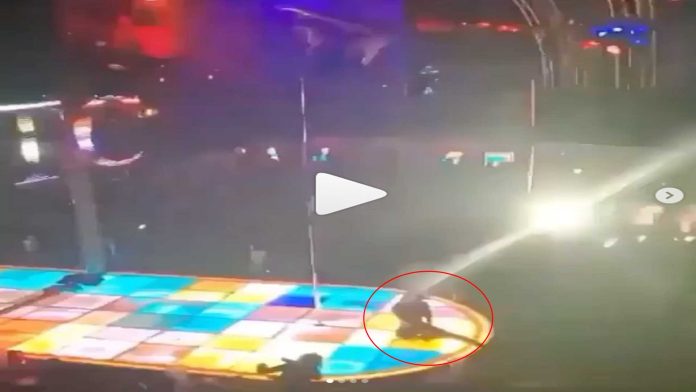 Video: Bailarina exótica se cae del tubo y continúa su show en el piso