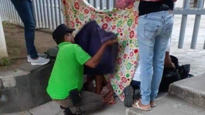 Michoacán: Bebé nace en la calle por falta de médicos