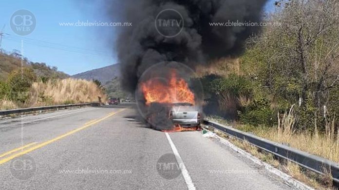 Camioneta arde en llamas en la Siglo XXI