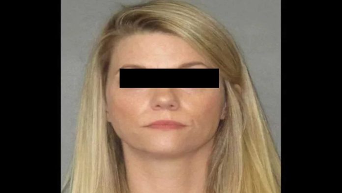 Detienen a maestra por tener relaciones sexuales con alumno menor de edad