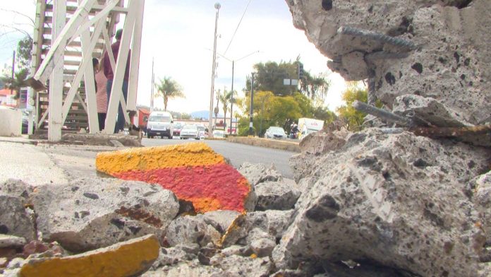 Puente peatonal ubicado a un costado de Escala Morelia, riesgoso para ciudadanos