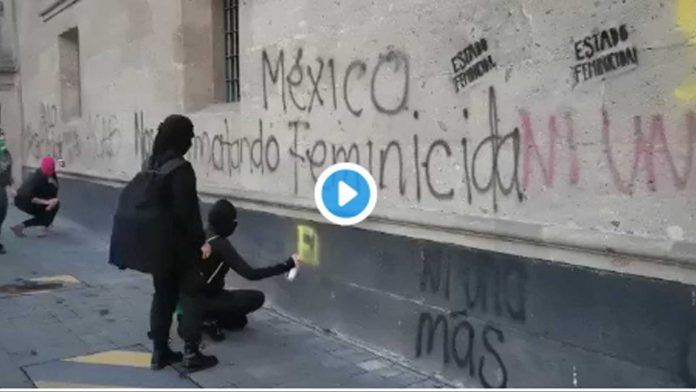 Video: Durante mañanera de AMLO feministas grafitean Palacio Nacional por el feminicidio de Ingrid.