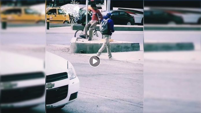 México: Exhiben a hombre con muletas que pedía dinero caminando de forma normal