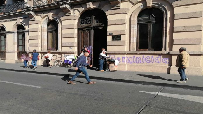 Opiniones contrariadas ante actos vandálicos de feministas en Morelia