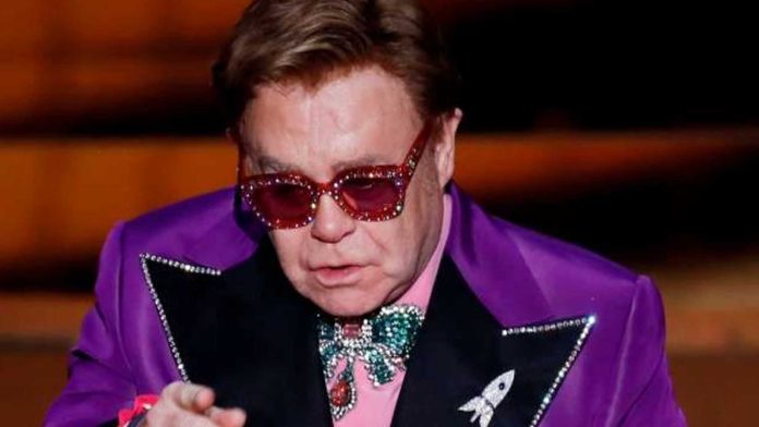 Video: Con lágrimas entre los ojos, Elton Jhon interrumpe concierto y anuncia que se encuentra enfermo