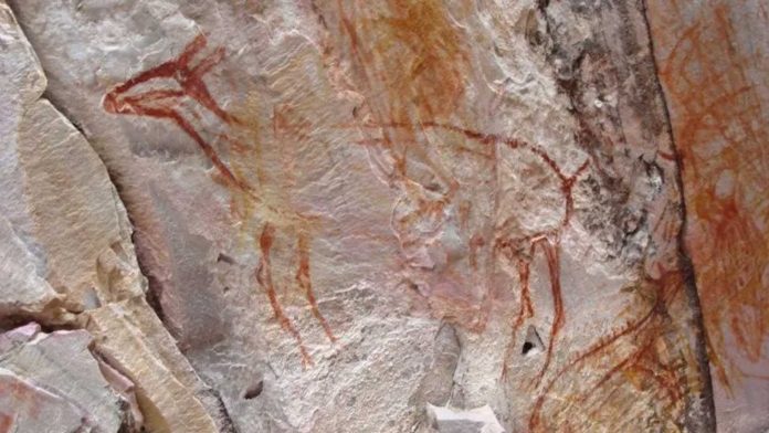 Multan a canal que borró pinturas rupestres para grabar una miniserie bíblica