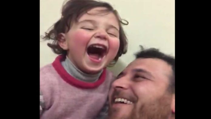 Siria: Padre finge que explosiones de bombas son un juego para que su hija no se asuste