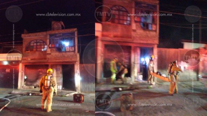 Bomberos rescatan a un hombre y a su perrito tras quedar atrapados en un incendio