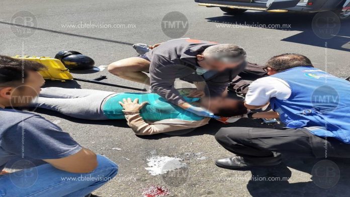 Motocicleta arrolla a una mujer a unos pasos de Casa de Gobierno