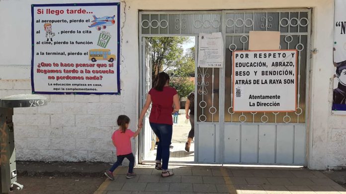 Padres de familia a favor de que sus hijos sean llevados al DIF después de 30 minutos