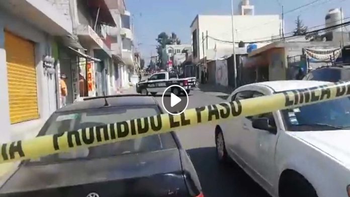 México: Por no pagar cuota, atacan a balazos una tortillería; asesinan a una mujer y secuestran a menor de edad