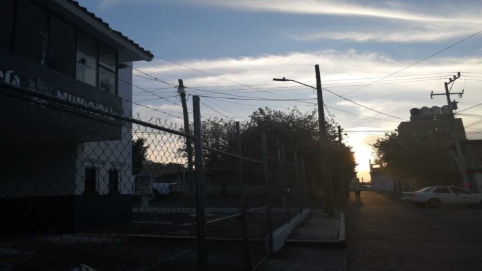 Viven a obscuras en la colonia Diego de Basalenque denuncian vecinos