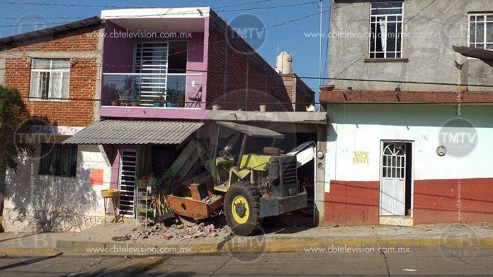 Aplanadora se mete a una casa y una tienda en Uruapan