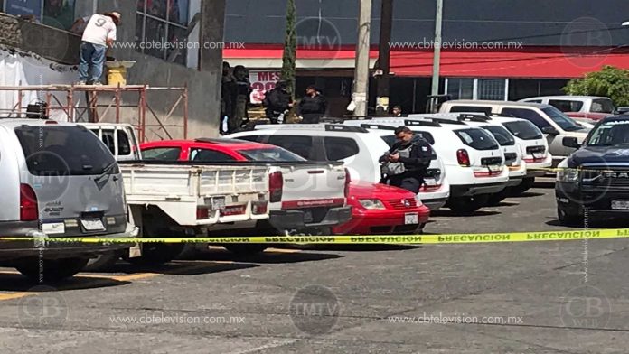 Atacan a balazos a un hombre que estaba dentro de un auto en Uruapan