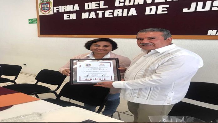 Signa Raúl Morón convenio de colaboración entre Morelia y Manzanillo en materia de justicia cívica
