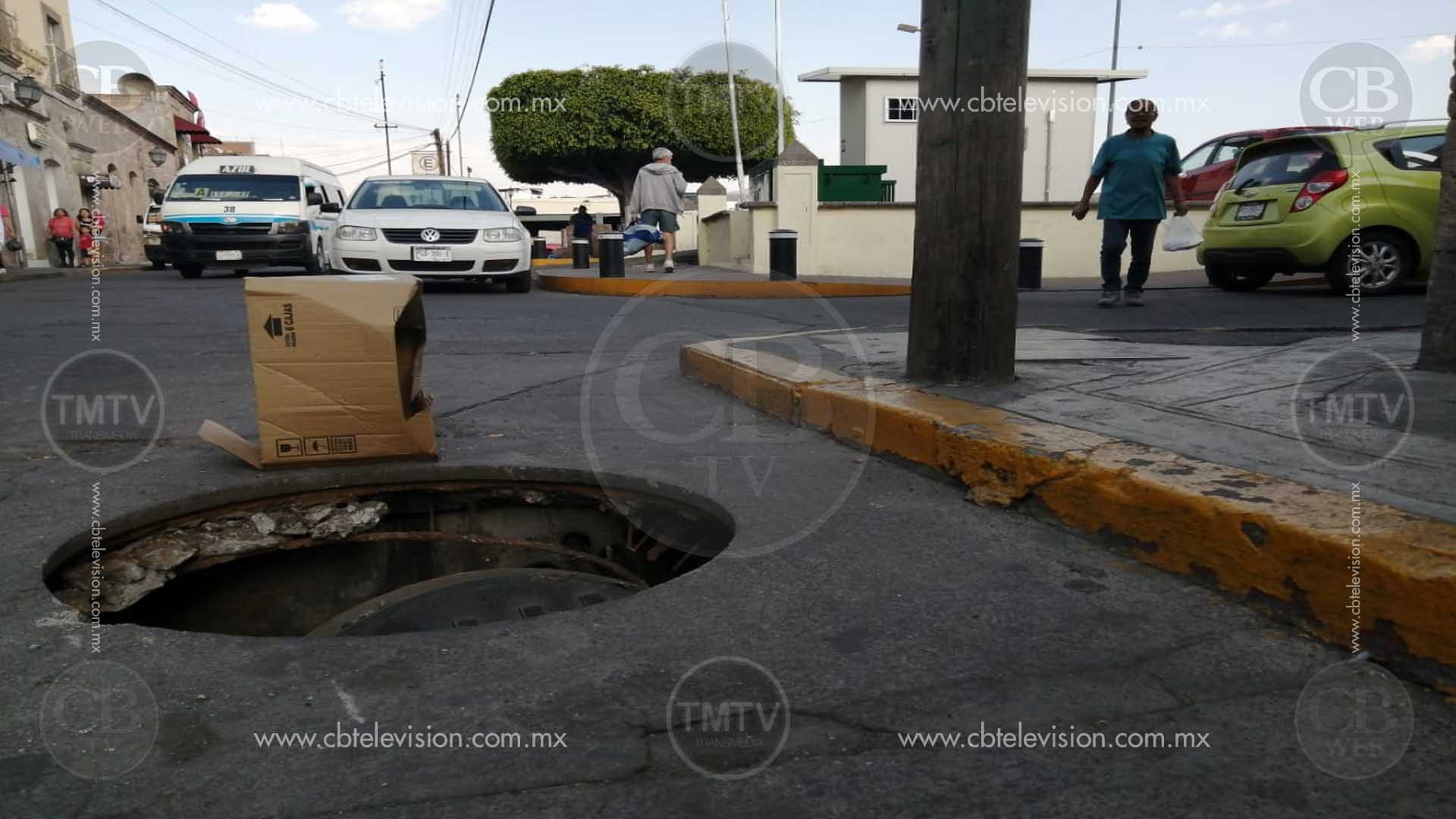 Alcantarilla abierta sobre calle Plan de Ayala; peligro para viandantes Alcantarilla abierta sobre calle Plan de Ayala; peligro para viandantes