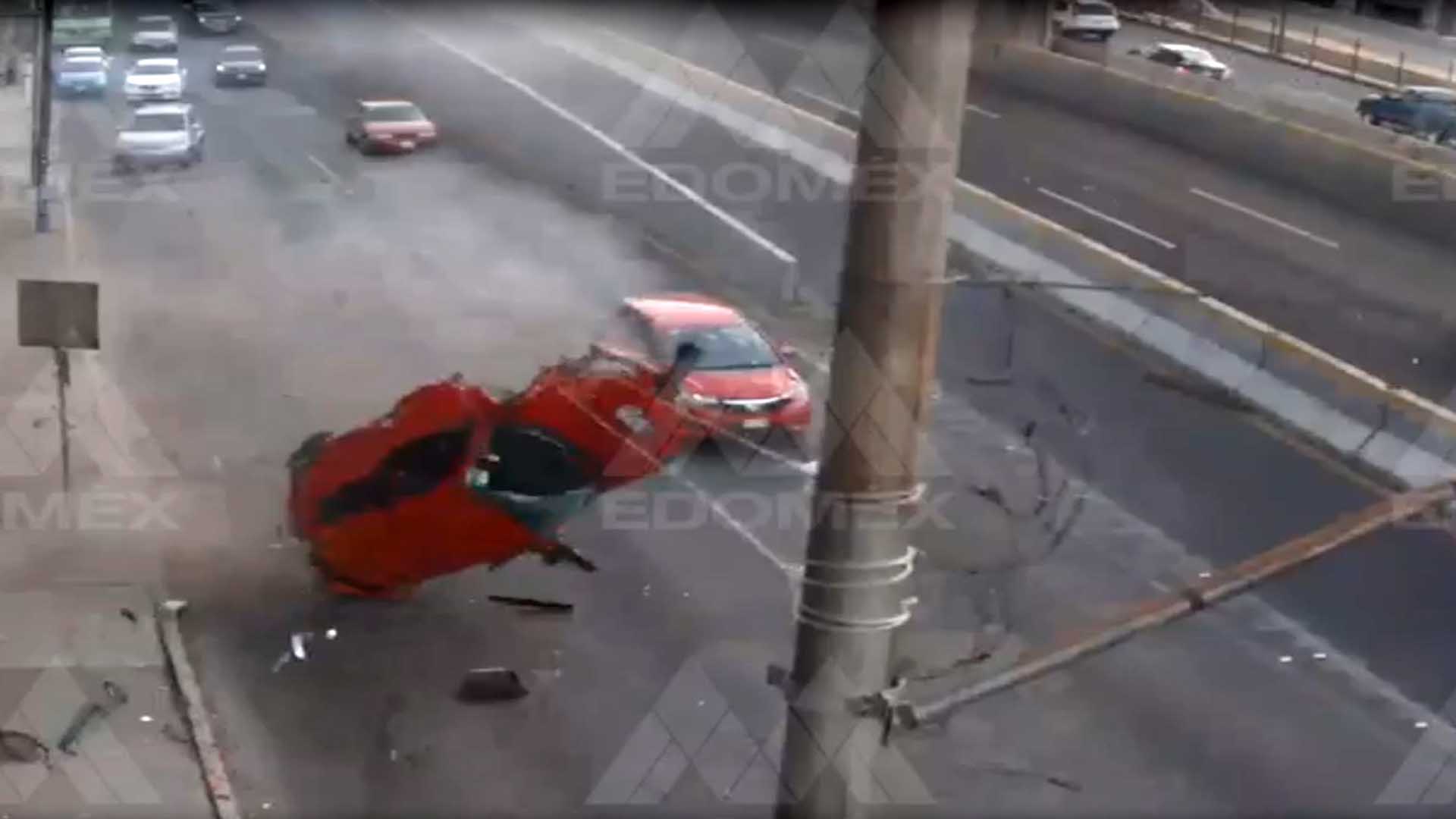 Video: Captan el momento en que vehículo choca y sale volando Video: Captan el momento en que vehículo choca y sale volando