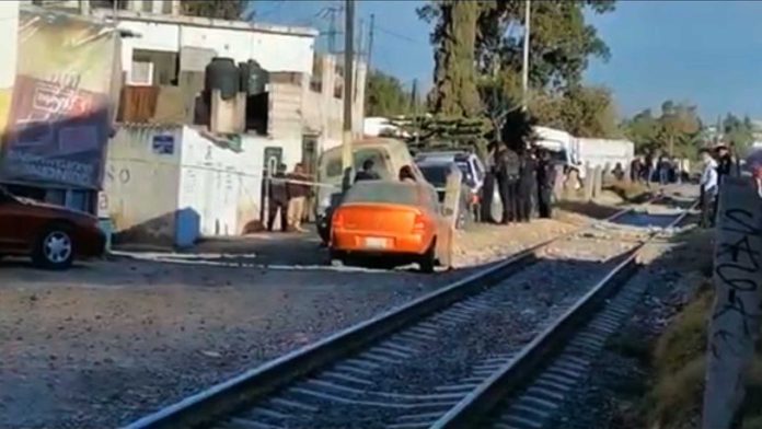 Iba a festejar el cumpleaños de su hijo; la hallan muerta afuera de su casa y al menor deambulando solo