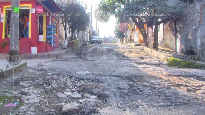 Vecinos denuncian el mal estado de la calle Kenia