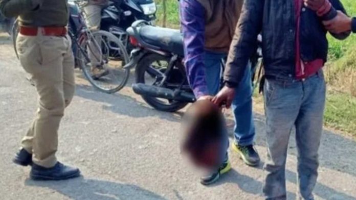 Hombre decapita a su esposa y sale a la calle a exhibir la cabeza de la mujer
