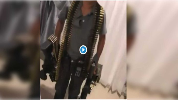 Video: Graban a “El Plebito”, niño sicario del CDS, con armas largas
