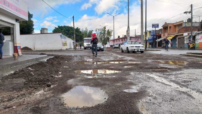 Locatarios expresan inconformidad con fragmento sin pavimentar