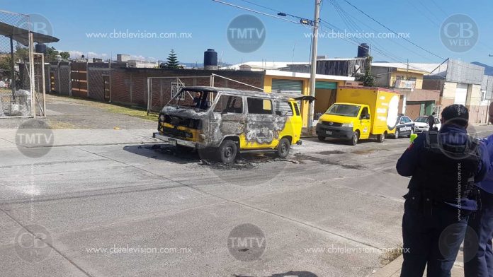 Camioneta de transporte escolar se incendia en Tinijaro; siete menores fueron rescatados