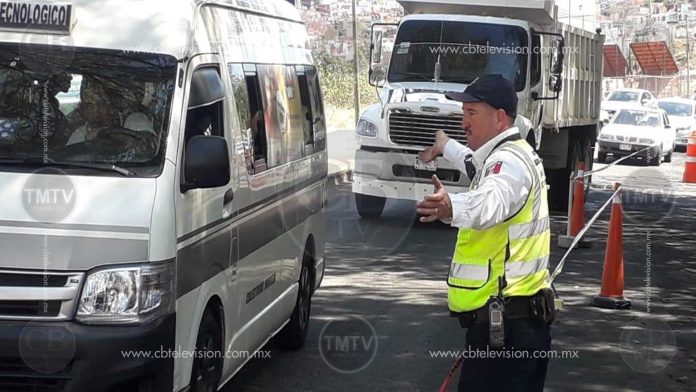 Transito y Movilidad atiende tráfico en la periferia ante reparación de socavón