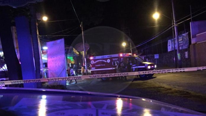 Sicario balea a comensal dentro de un negocio de hamburguesas