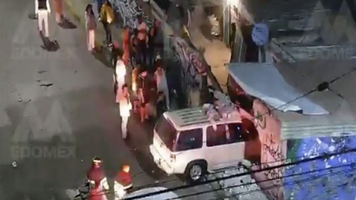 VIDEO: Camioneta se impacta contra casa tras chocar con otro vehículo