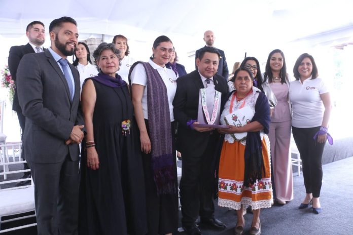 Entregó Víctor Manríquez la Presea “Huarhiti Janguarhiti 2020” a Juanita Bravo Lázaro