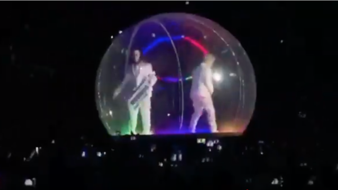 Till Lindemann de Rammstein “se esconde del coronavirus” en una burbuja en su concierto en Moscú.