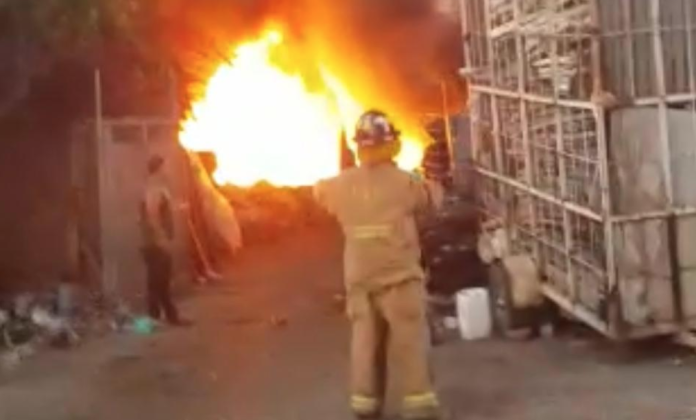 VIDEO: Arde en llamas bodega en Jacona; almacenaban plástico para reciclar