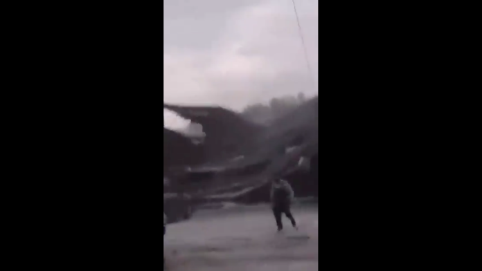 Video: Momento en el que colapsa el techo de la Central de Abastos