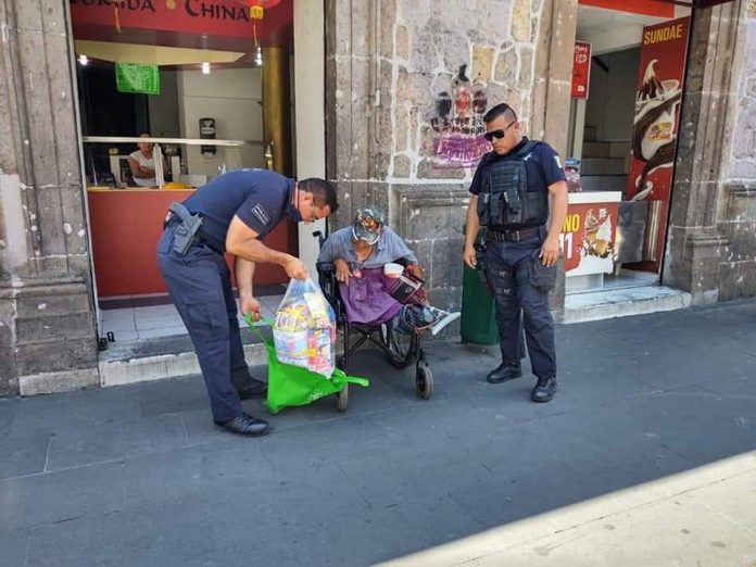 Captan a policías entregando despensas a abuelitos en el centro de Morelia