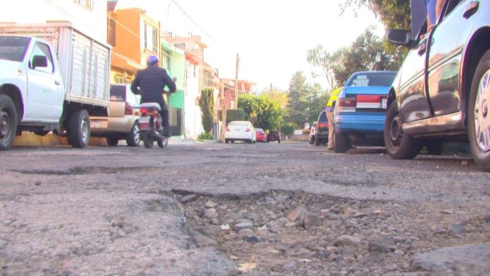Colonia Xangari continúa con problemas de baches en sus calles.