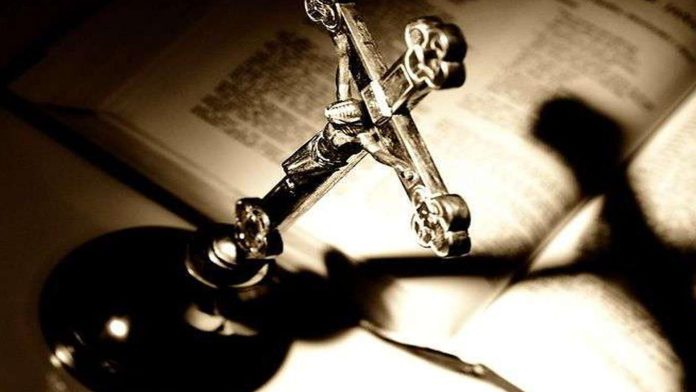 Video: Destituyen a directora de kínder por realizarle un exorcismo a un niño travieso