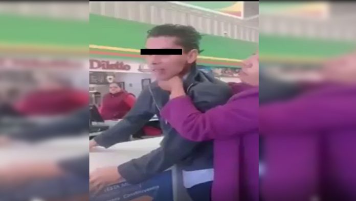 Video: Mujer ahorca y exhibe a hombre por acosar sexualmente a su hija