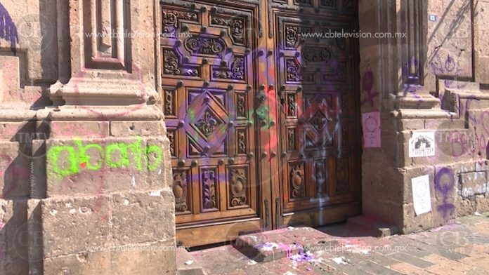 Morelia se viste de pintas sobre edificaciones del centro histórico por marcha del 8M