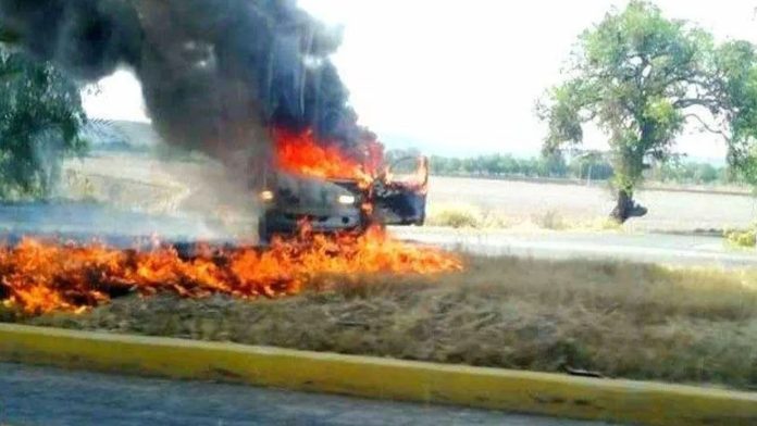 Reportan bloqueos y autos quemados en diferentes municipios de Guanajuato; cancelan corridas de autobuses