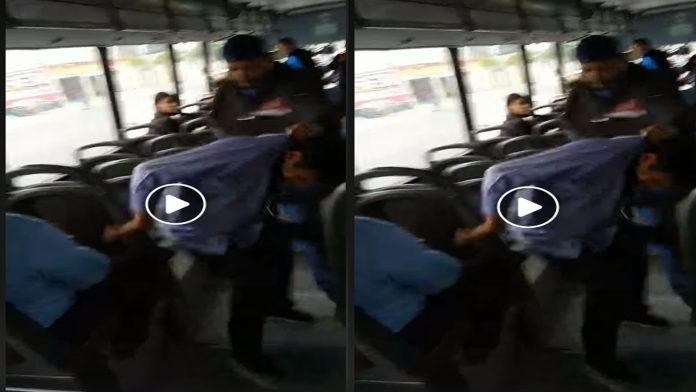 Video: A golpes bajan de camión a presunto acosador sexual