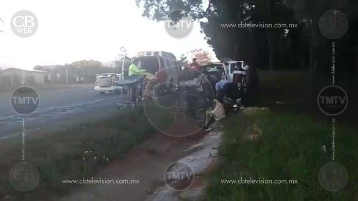 Camioneta choca con un árbol; hay 6 jornaleros heridos